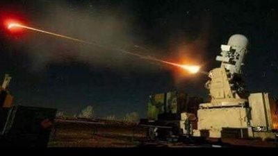 لحظة تصدي دفاعات السفارة الأمريكية لطائرات مسيرة | فيديو