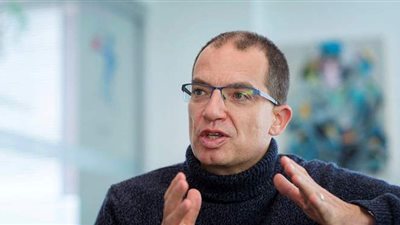 لن يختفي وانتظروا سلالات أكثر تعقيدا.. حديث صادم لرئيس موديرنا عن كورونا