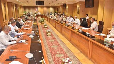 تكثيف الحملات وإزالة الإشغالات ونقل الباعة الجائلين لأسواق حضارية بأسيوط