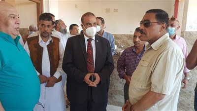 محافظ مطروح يتفقد إنشاءات الحدائق ويوجه بالانتهاء من الملاعب وصالة جيم