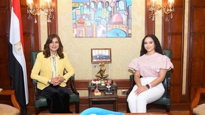 وزيرة الهجرة تلتقي «مريم طاحون» أصغر مغنية أوبرا مصرية في النمسا