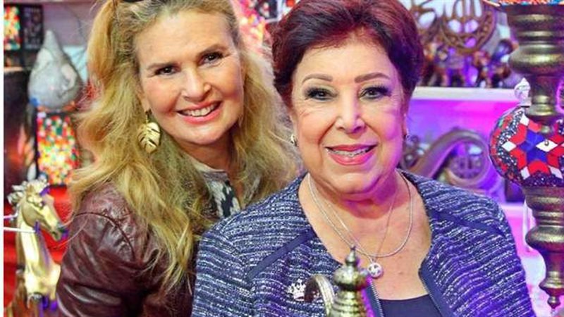 الفنانة يسرا مع الفنانة