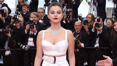 بساطة وأناقة.. سيلينا جوميز تخطف الأنظار بمهرجان كان السينمائي 2021 | فيديو وصور