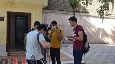 التعليم فحص الطلاب بالعصا الإلكترونية في امتحانات الثانوية العامة 2021
