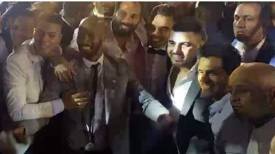 ملوش في الرومانسية.. رسالة غريبة من أوباما لعروسته في حفل زفافه | فيديو