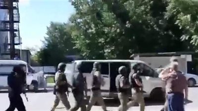 يحمل شيئا خطيرا.. مجهول يحتجز رهائن داخل أحد المصارف في مدينة تيومين الروسية