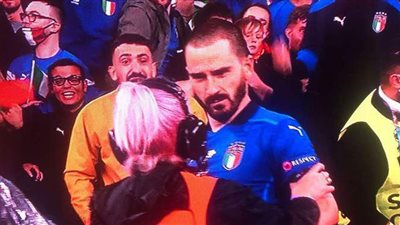 افتكرته مشجع.. مسؤولة أمن تمنع بونوتشي من العودة للملعب بمباراة إيطاليا وإسبانيا | فيديو