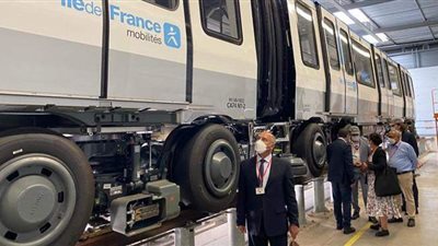 وزير النقل يتفقد مصنع قطارات ألستوم في فرنسا