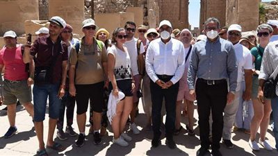 رئيس الوزراء يلتقط صورة تذكارية مع السائحين بمعبد الكرنك