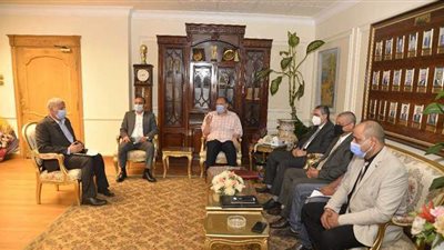 محافظ أسيوط يبحث تنفيذ مشروعات جديدة مع وفد من التجارة | صور