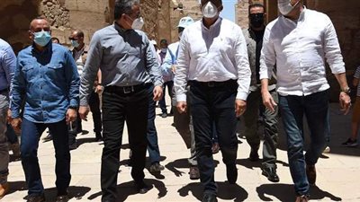 رئيس الوزراء يكلف بزراعة النخيل على جانبي طريق الكباش