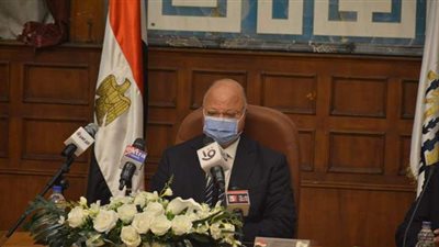 محافظ القاهرة يسلم ٢٥ شابا عقودا لسيارات الطعام المتنقلة