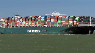 لحظة مغادرة السفينة إيفرجيفن قناة السويس | فيديو