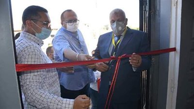 محافظ الوادي الجديد يفتتح معمل بكتريولوجي بمحطة مياه شرب الخارجة