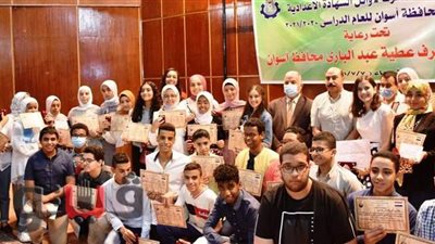 محافظ أسوان يكرم أوائل الشهادة الإعدادية | صور