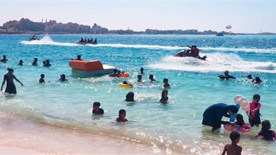 إقبال المواطنين على شواطئ مطروح.. ألعاب مائية وأجواء مرحة | صور