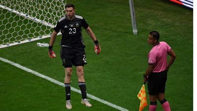 فعل فاضح لحارس منتخب الأرجنتين في مباراة  كولومبيا | فيديو