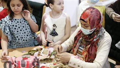 بالخيط والإبرة.. أميرة تبدع في فن التطريز بـ 