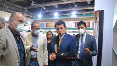 رغم إصابة ذراعه.. جولة تفقدية لوزير الشباب والرياضة في معرض الكتاب