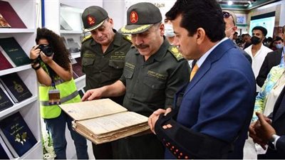 أشرف صبحي يتفقد جناح الشباب والرياضة بمعرض الكتاب