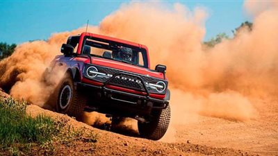 سباق تسارع سيارتي شيلبي GT500 وبرونكو | فيديو