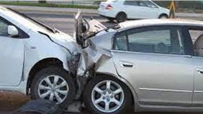 إصابة ١٢ شخصا في تصادم سيارتين بطريق مطروح