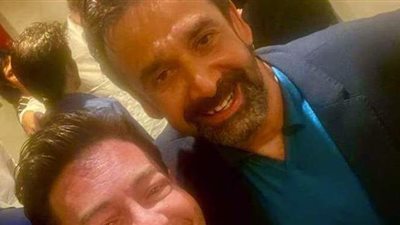 أحمد زاهر يهنئ كريم عبد العزيز على فيلم «البعض لا يذهب للمأذون مرتين»