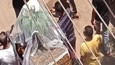 بطرحة زفاف على النعش.. تشييع جنازة «فتاة» في الشرقية | صور