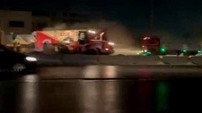 انقلاب سيارة نقل محملة بالرمال أعلى دائري المريوطية.. وتوقف تام للحركة المرورية | فيديو