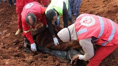 جولة لسفير بريطانيا بالمقابر الجماعية في ترهونة الليبية.. ويتوعد المتورطين | فيديو