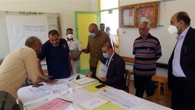 تعليم مطروح يتابع سير العمل بمركز توزيع أسئلة امتحانات الثانوية العامة | صور