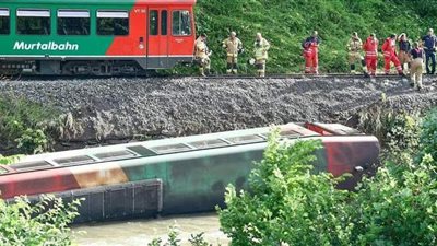 إصابة 17 تلميذا بعد سقوط عربة قطار في نهر بالنمسا | صور