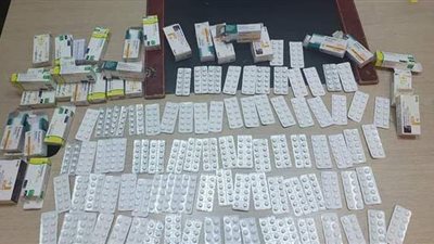 إحباط تهريب أقراص مخدرة بحوزة راكب بمطار القاهرة | صور