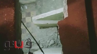 انهيار سلالم منزل بالمحلة واحتجاز سكانه | صور