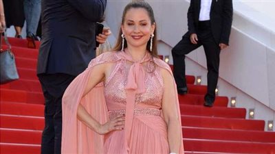 بإطلالة وردية.. ريا أبي راشد تخطف الأنظار بمهرجان كان السينمائي 2021