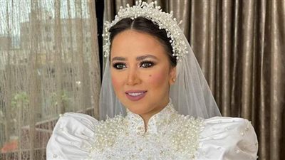 «الستان» موضة فساتين زفاف صيف 2021