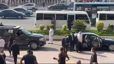 وزير التموين وسفير الإمارات يصلان المنصة للمشاركة في جنازة جيهان السادات | فيديو