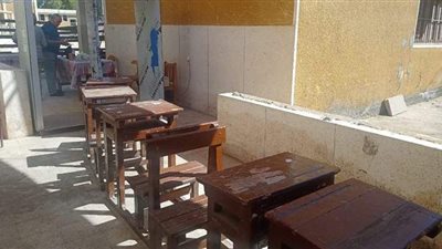 بوابات تعقيم وأجهزة لقياس درجة الحرارة على بوابات لجان الثانوية بقنا | صور