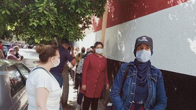طابور لطالبات الثانوية العامة بالإسكندرية أمام اللجان بسبب الإجراءات الاحترازية | صور