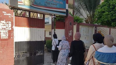 التزام طالبات الثانوية بمطروح بالإجراءات الاحترازية قبل دخول الامتحان | فيديو وصور