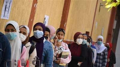 طوابير طالبات الثانوية أمام لجان مدرسة عابدين لأداء امتحان اللغة العربية | صور