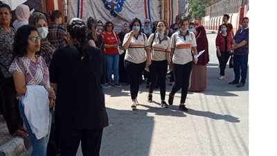 التزام طلاب الثانوية بالكمامات وتطهير الأيدي قبل دخول لجان الامتحان بأسيوط | صور