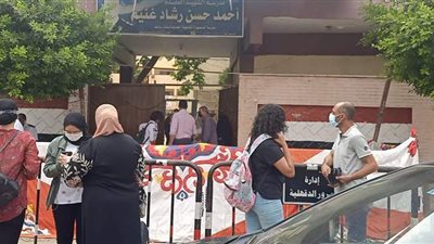 لحظة دخول طلاب الثانوية اللجان بالكمامات في الدقهلية | فيديو وصور