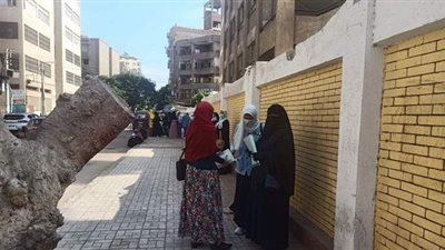 الدعاء والقرآن.. سلاح أولياء أمور طلاب الثانوية أمام اللجان بالقليوبية | صور