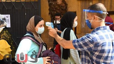 بتعقيم اليدين وقياس درجات الحرارة.. طلاب الثانوية العامة يتوجهون للجان الامتحانات | فيديو وصور