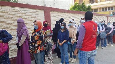 مندوبو الصحة ينظمون دخول طلاب الثانوية العامة للجان الامتحانات بمطروح | فيديو وصور