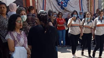 مخالفة للتعليمات.. أولياء الأمور يصطحبون طلاب الثانوية قبل بدء الامتحانات بأسيوط