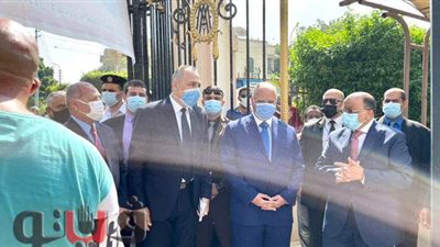 وزير التنمية المحلية: توافر خيام ومظلات لأهالي طلاب الثانوية أمام بعض المدارس | فيديو