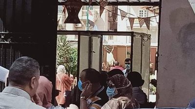 بالمخالفة للتعليمات.. تزاحم أولياء أمور طلاب الثانوية العامة أمام لجان الإسكندرية | صور