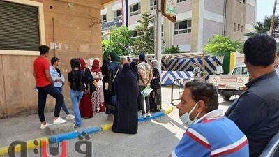 بالمخالفة للتعليمات.. أولياء الأمور ينتظرون أبناءهم أمام لجان الثانوية بالإسماعيلية | صور